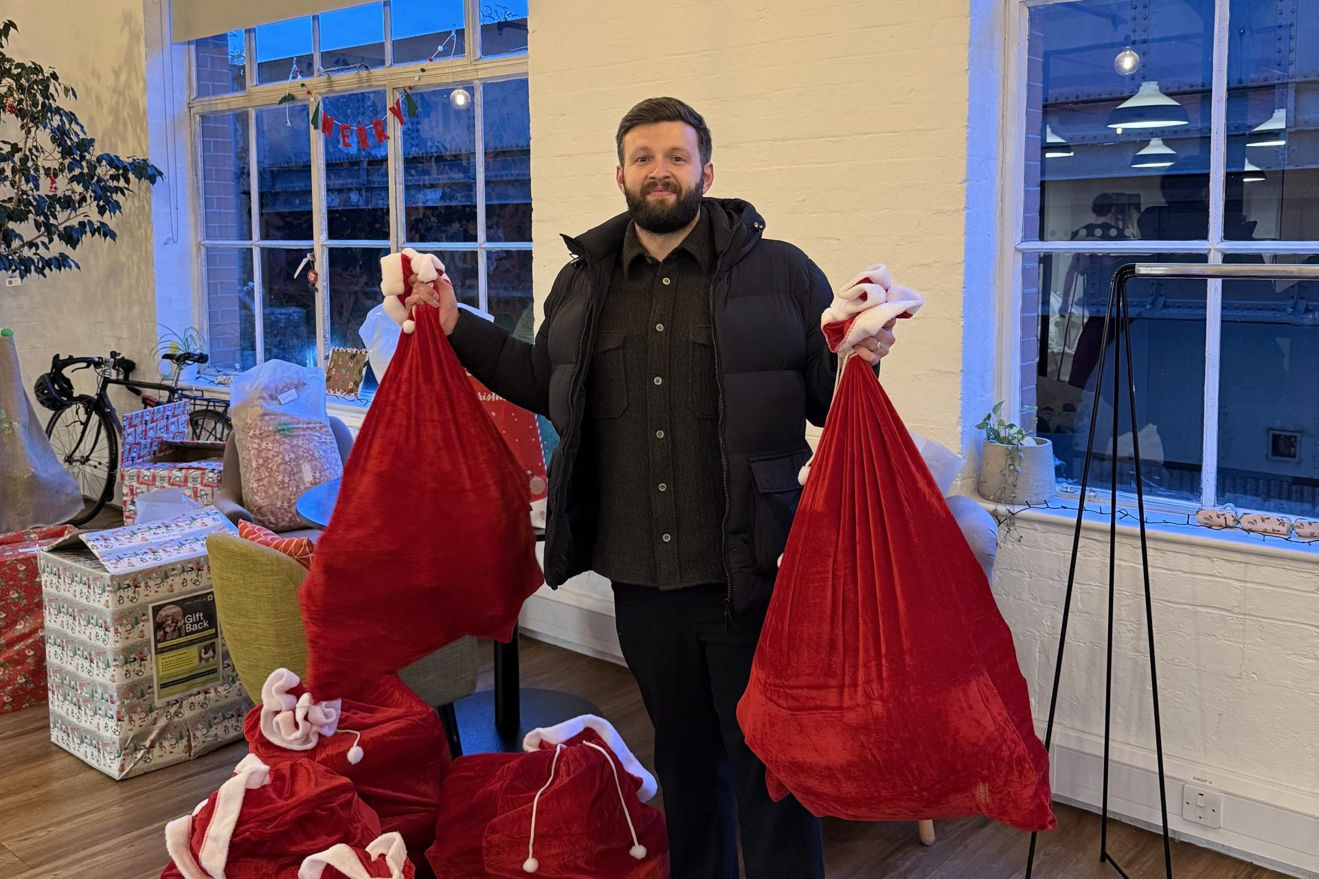 London Bridge Businesses Come Together for GiftBack25